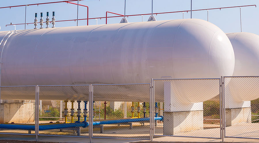 Weisse grosse Tankanlagen für Energienlagerung in großen Mengen