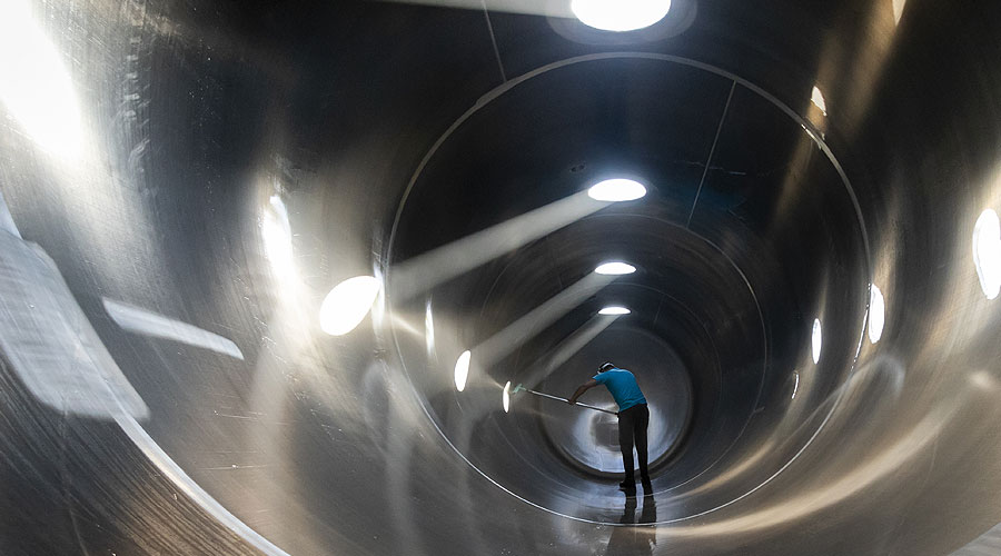 Arbeiter im Tankbauch beim reinigen des Tanks