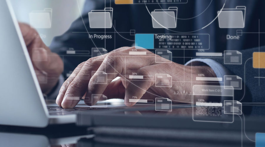 Mann sitzt vor Computer Tank-Füllstände werden digital überwacht