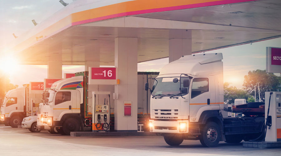 LKWs an der Tankstelle